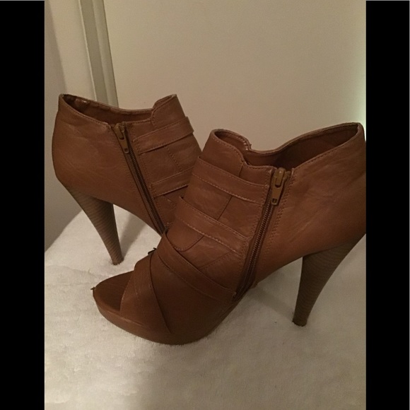 Yoke Heeled Ankle Boots - Picture 3 of 8